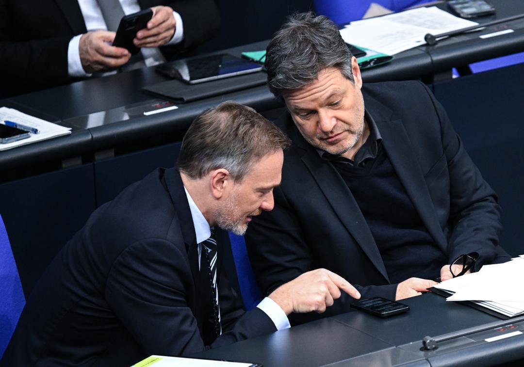 Christian Lindner und Robert Habeck unterhalten sich am 2.02.2024 auf der Regierungsbank im Bundestag.