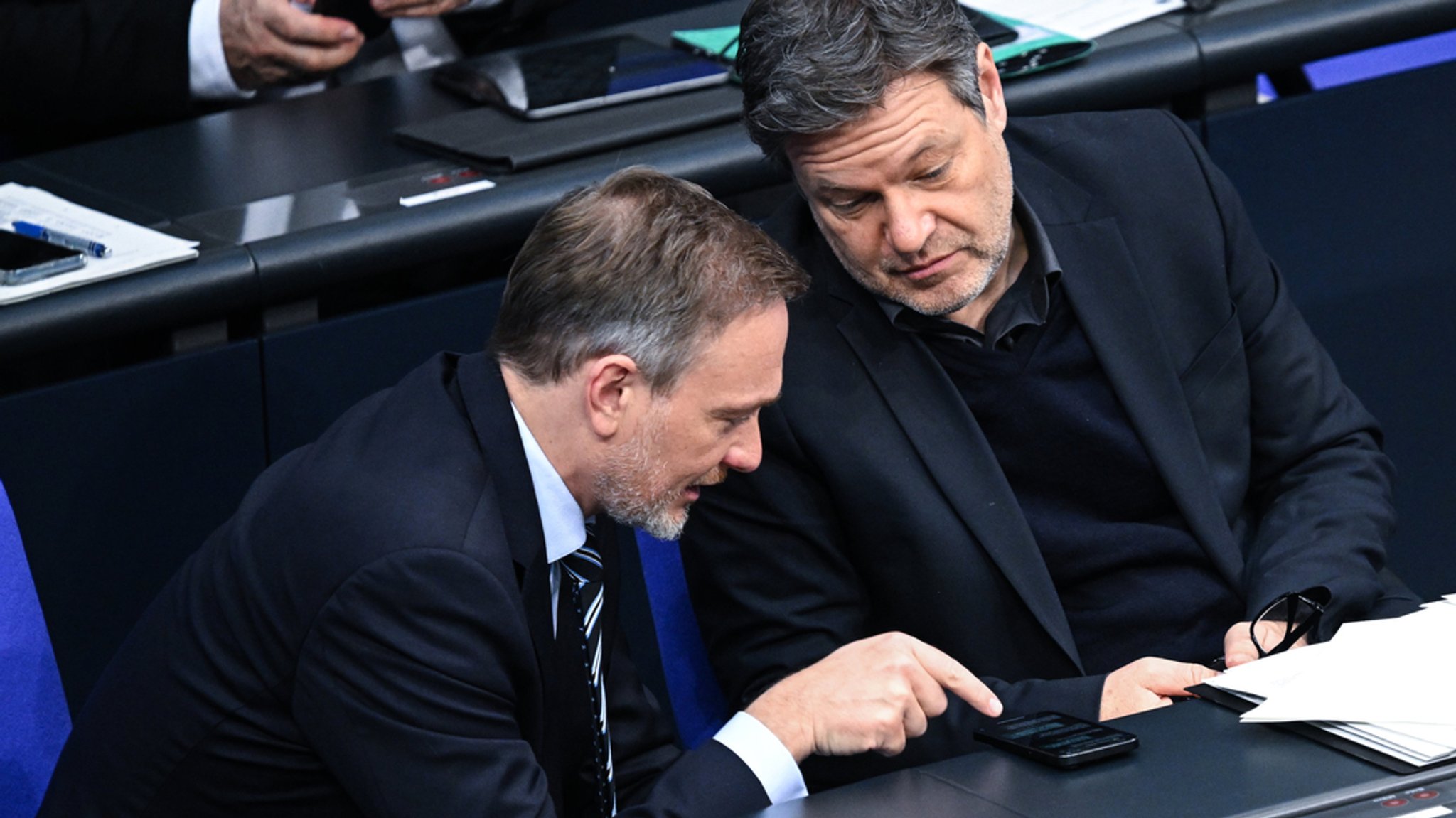 Christian Lindner und Robert Habeck unterhalten sich am 2.02.2024 auf der Regierungsbank im Bundestag.