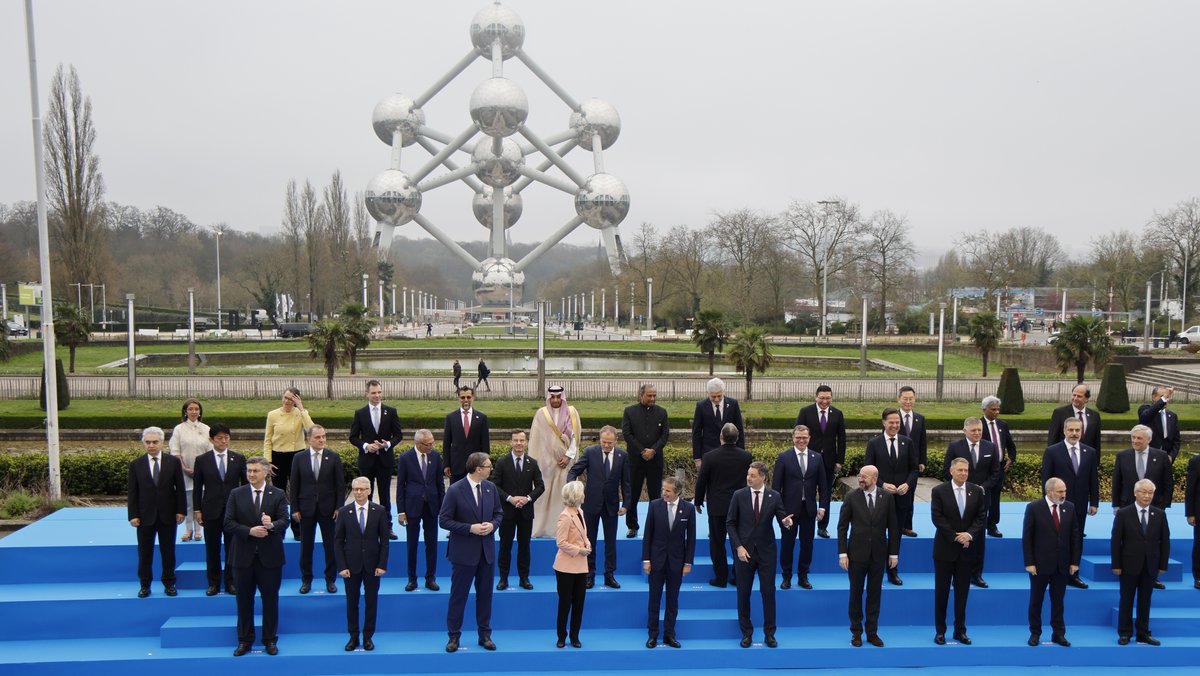 Gruppenfoto Atomenergie-befürwortender Staaten vor dem Atomium in Brüssel (21.03.2024).