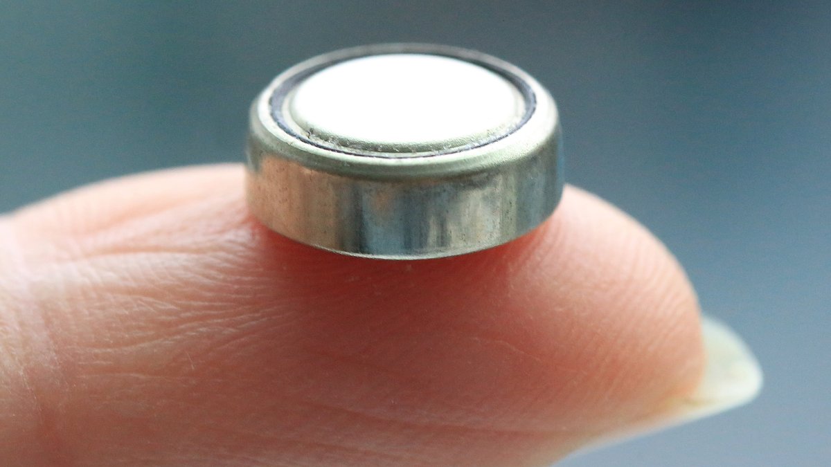 Von solchen Knopfzellenbatterien geht eine tödliche Gefahr aus, warnen Mediziner.