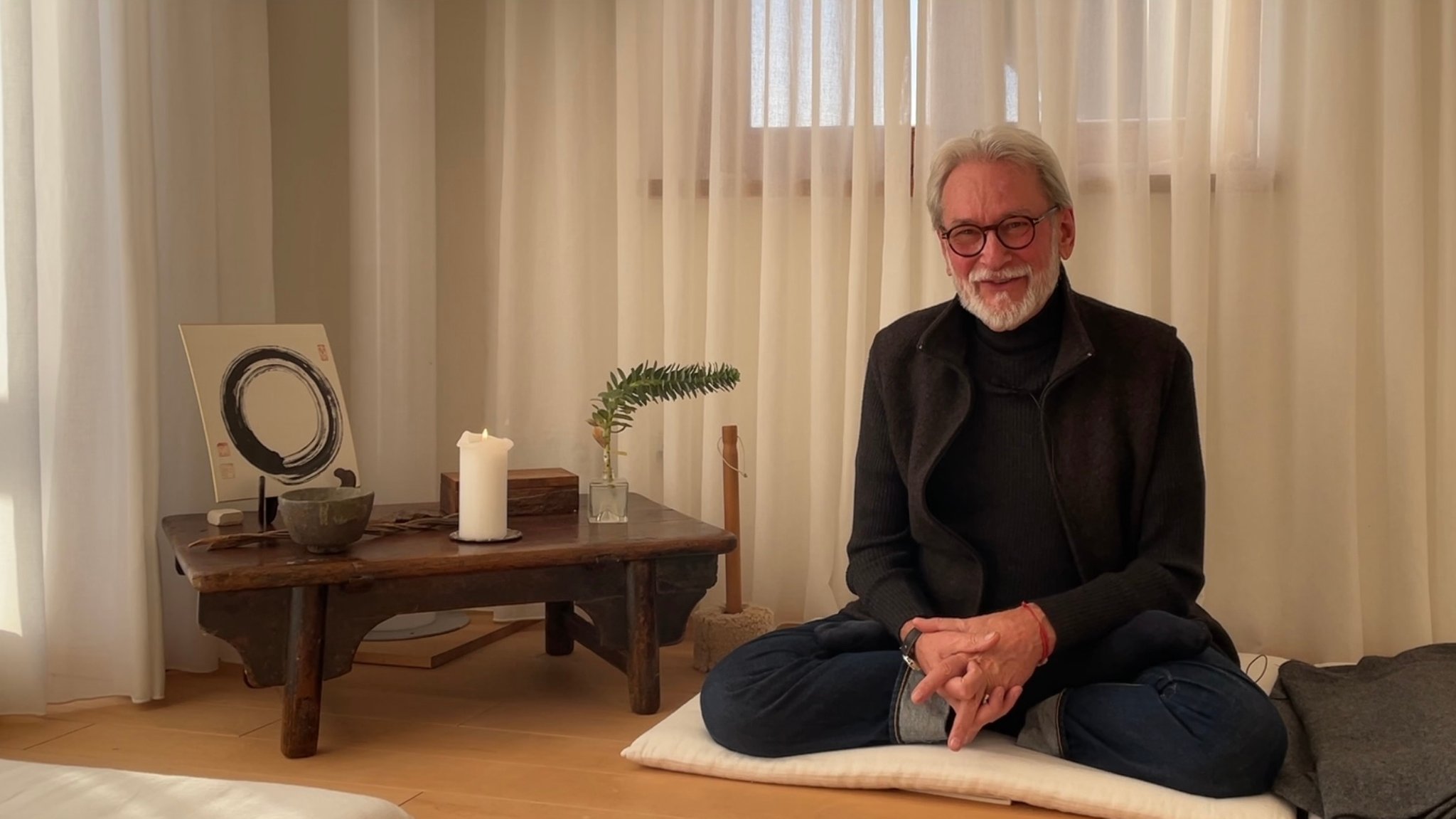 Im Zen-Meditationszentrum in Straßkirchen suchen Menschen Ruhe und Spiritualität. Der ehemalige Pfarrer Matthias Uhlich leitet das Zentrum.