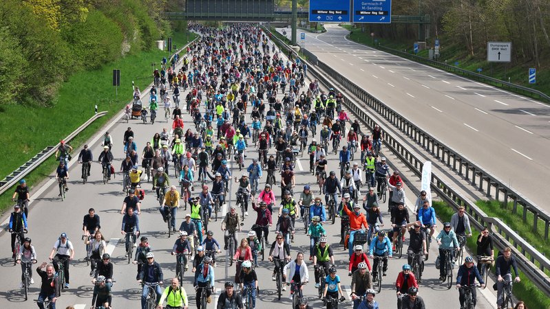Tausende von Radfahrern fahren auf der für Autos gesperrten Autobahn A96 im April.