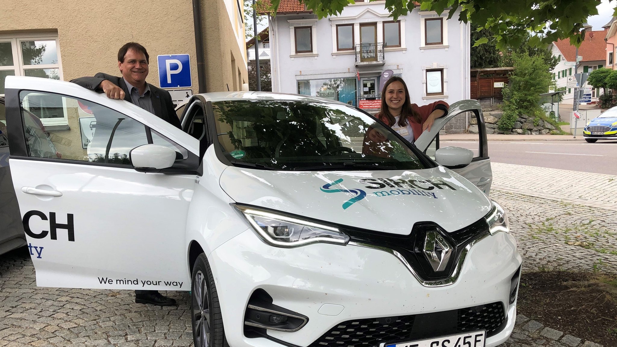 Bürgermeister Werner Endres und Carsharing-Nutzerin Vera Werner mit dem Dietmannsrieder Carsharing-Auto.