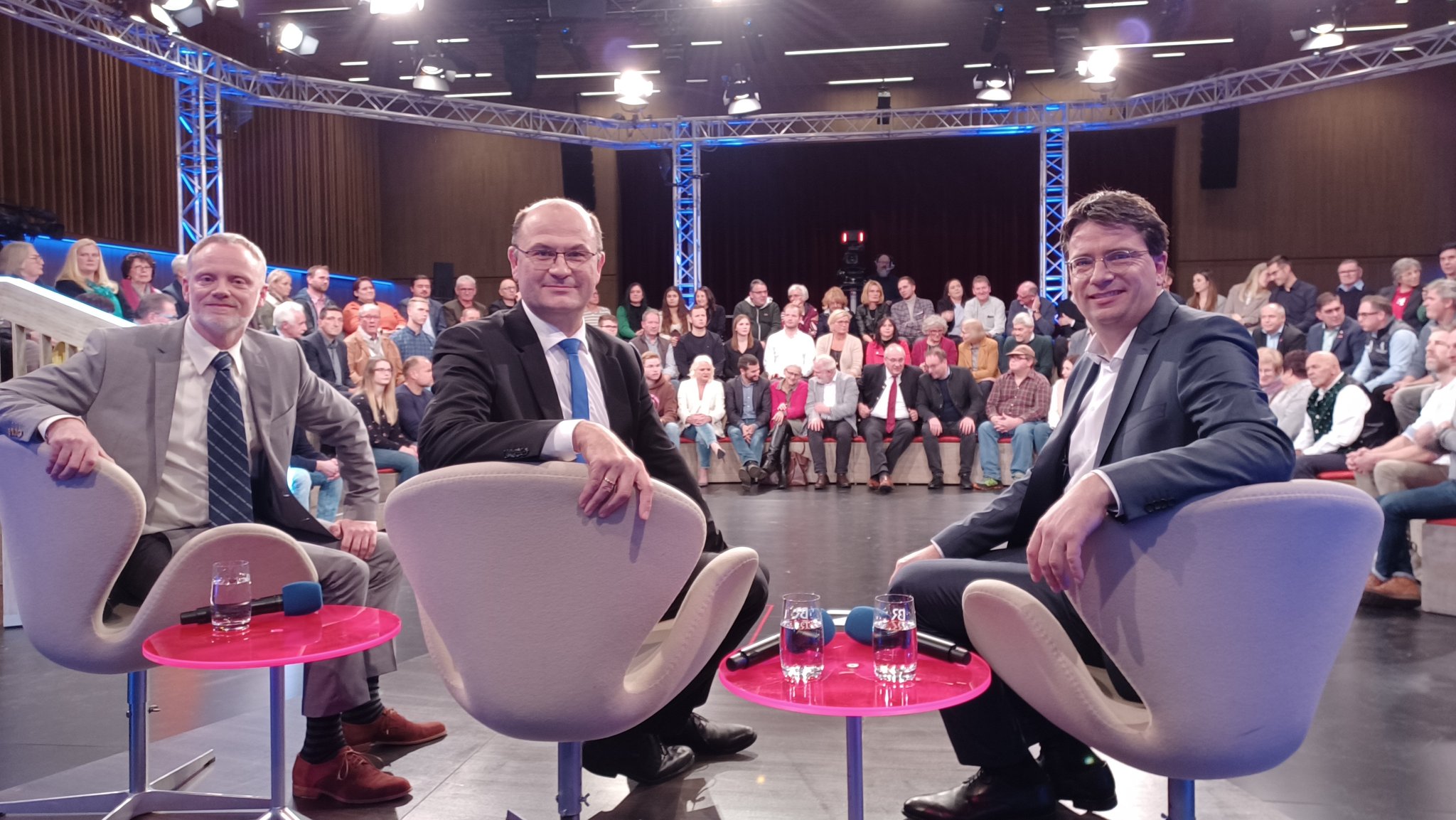 Albert Füracker (CSU), Florian von Brunn (SPD) und Ulrich Singer (AfD) stellen sich der Diskussion in Cham