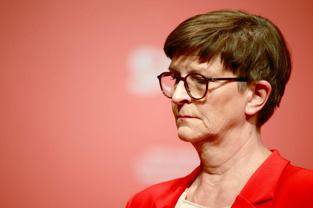 26.04.2025, Hessen, Baunatal: Saskia Esken, SPD-Bundesvorsitzende,  hört zu bei der Dialogkonferenz zum SPD-Mitgliedervotum. (zu dpa: «Bayerns Juso-Chef: Umgang mit Esken «bodenlos»») Foto: Matthias Bein/dpa +++ dpa-Bildfunk +++