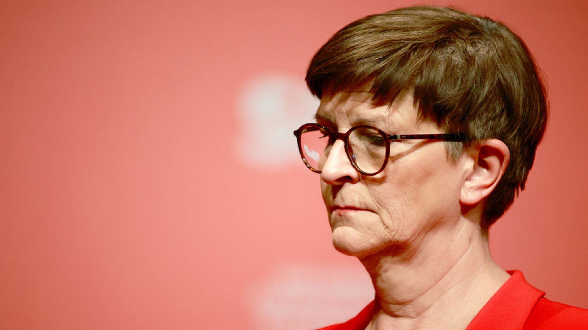 26.04.2025, Hessen, Baunatal: Saskia Esken, SPD-Bundesvorsitzende,  hört zu bei der Dialogkonferenz zum SPD-Mitgliedervotum. (zu dpa: «Bayerns Juso-Chef: Umgang mit Esken «bodenlos»») Foto: Matthias Bein/dpa +++ dpa-Bildfunk +++