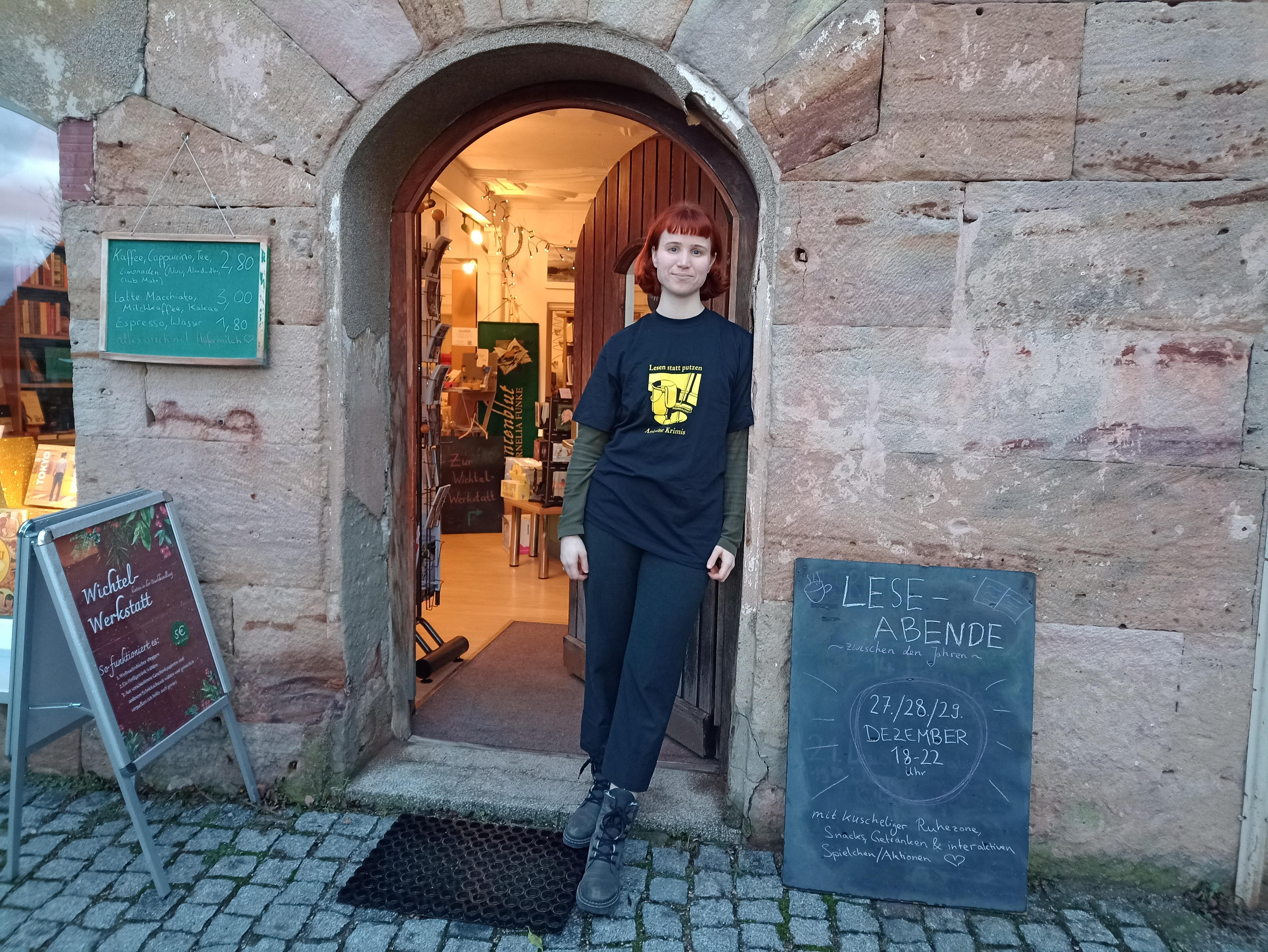 Junge Frau steht am Eingang einer Buchhandlung. | Bild:BR24/Karin Goeckel