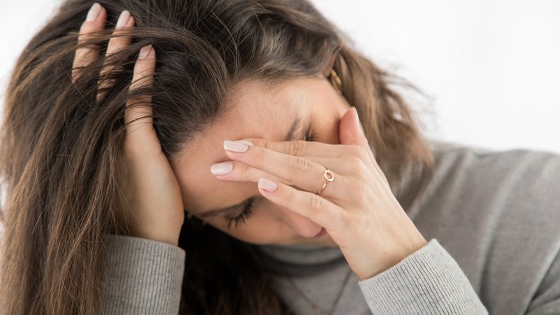 Frau stützt ihren Kopf in der Hand ab | Bild: picture-alliance/dpa Frau stützt ihren Kopf in der Hand ab