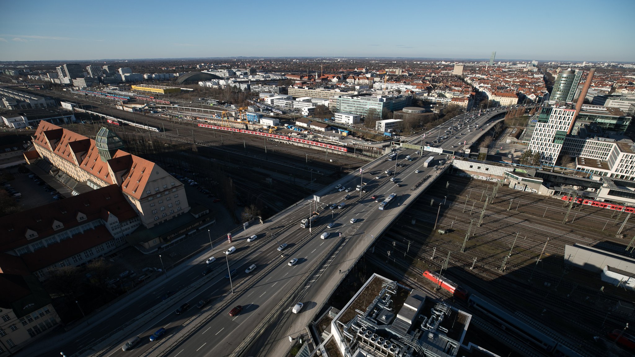 Donnersberger Brücke auf dem Mittleren Ring in München | Bild: picture alliance / SZ Photo | Florian Peljak Donnersberger Brücke auf dem Mittleren Ring in München
