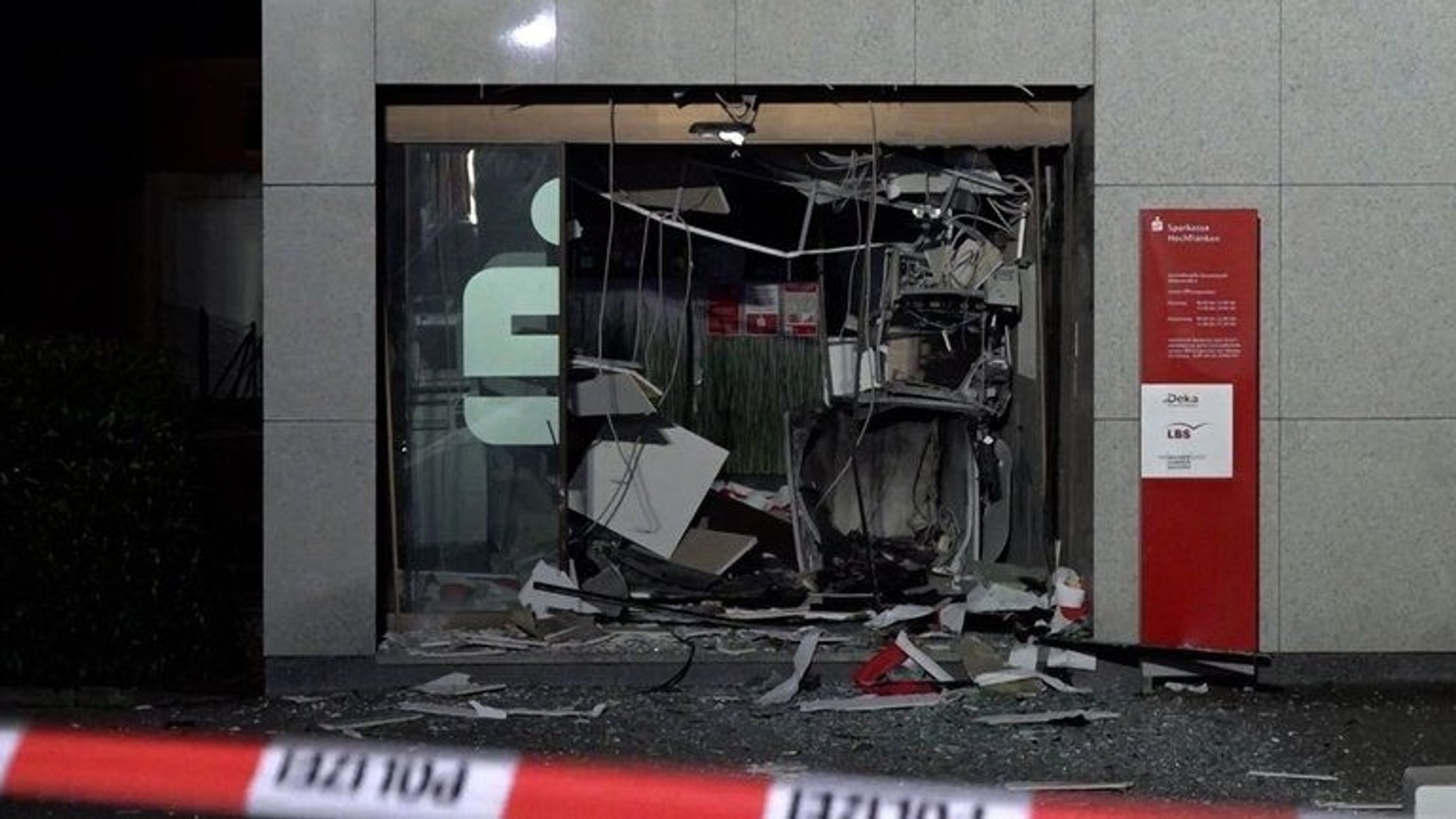 Die durch die Geldautomaten-Sprenung entstandene Zerstörung an der Bankfiliale - Scherben und Trümmer liegen herum.