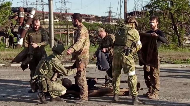 Ukrainische Kämpfer, die aus dem belagerten Stahlwerk Azovstal evakuiert wurden, werden von russischen Soldaten durchsucht. | Bild:Russian Defence Ministry/via Reuters
