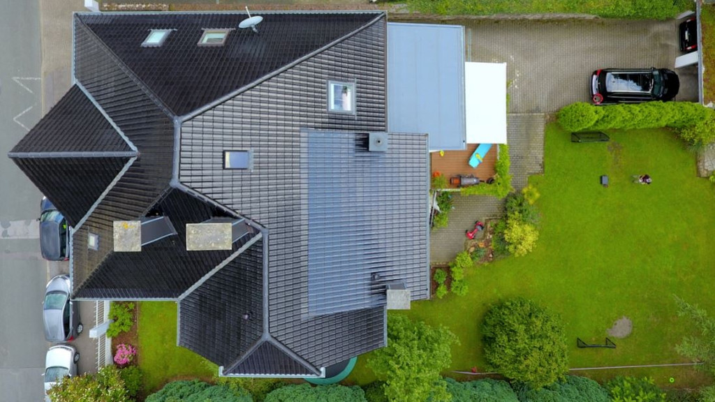 Dach eines Hauses, Drohnenfoto (Symbolbild)