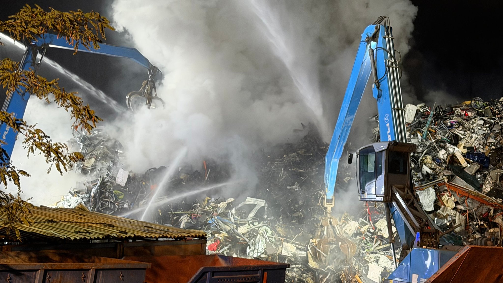 Einsatzkräfte der Feuerwehr bekämpfen in der Nacht den Brand in dem Nürnberger Recyclingbetrieb. | Bild: NEWS5 / Felix Besold Einsatzkräfte der Feuerwehr bekämpfen in der Nacht den Brand in dem Nürnberger Recyclingbetrieb.