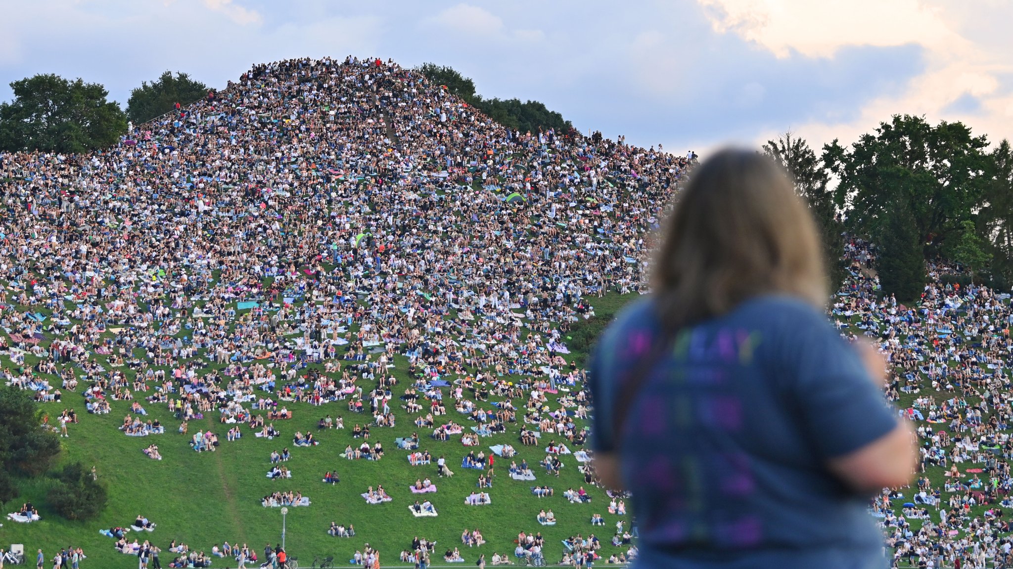 Menschenmassen im Olympiapark in Muenchen anlaesslich der Konzerte von Coldplay am 17.08.2024