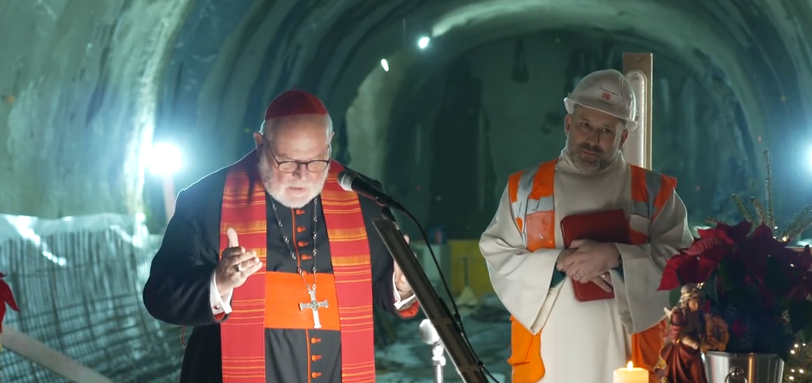 Screensshot aus dem Video vom Gottesdienst unter dem Marienhof. Kardinal Reinhard Marx hält die Barbarafeier bei den Tunnelbauern der 2. Stammstrecke
