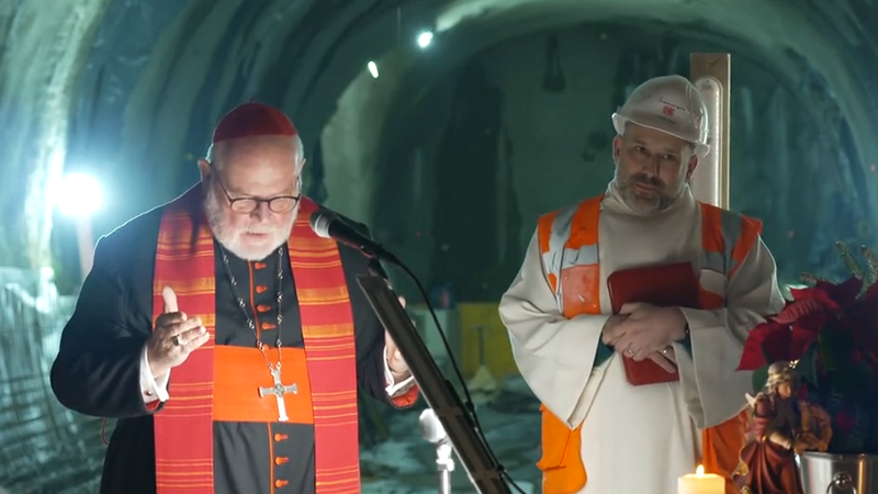 Screensshot aus dem Video vom Gottesdienst unter dem Marienhof. Kardinal Reinhard Marx hält die Barbarafeier bei den Tunnelbauern der 2. Stammstrecke | Bild: BR / Jürgen Katzur Screensshot aus dem Video vom Gottesdienst unter dem Marienhof. Kardinal Reinhard Marx hält die Barbarafeier bei den Tunnelbauern der 2. Stammstrecke