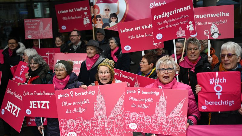 Frauen der Katholischen Frauengemeinschaft Deutschlands (kfd) demonstrieren mit Kreuzen und Plakaten für Gleichberechtigung.