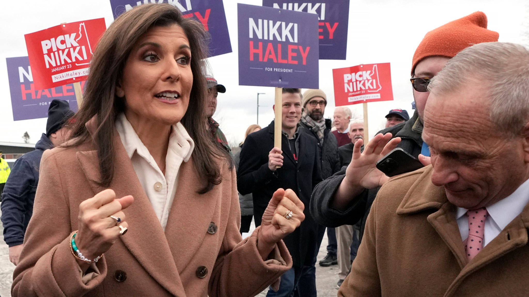 Donald Trump hat die Vorwahl in New Hampshire gewonnen. Offenbar scheint der Vorsprung zu seiner Gegenkandidatin Nikki Haley aber nicht so groß sein, wie mehrere Umfragen prognostiziert hatten. 