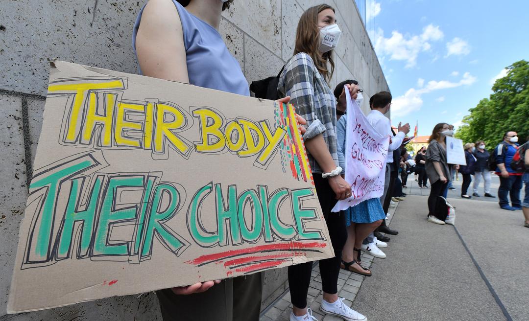 Eine Demonstration zur Abschaffung von Paragraph 219a | Bild:dpa-Bildfunk/Martin Schutt