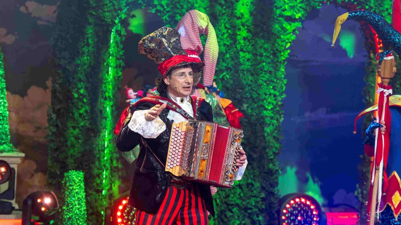 Publikumsliebling Oti Schmelzer, der reimende Winzer aus Oberschwappach, trat zum letzten Mal bei "Fastnacht in Franken" auf. | Bild: BR/Ralf Wilschewski Publikumsliebling Oti Schmelzer, der reimende Winzer aus Oberschwappach, trat zum letzten Mal bei "Fastnacht in Franken" auf.