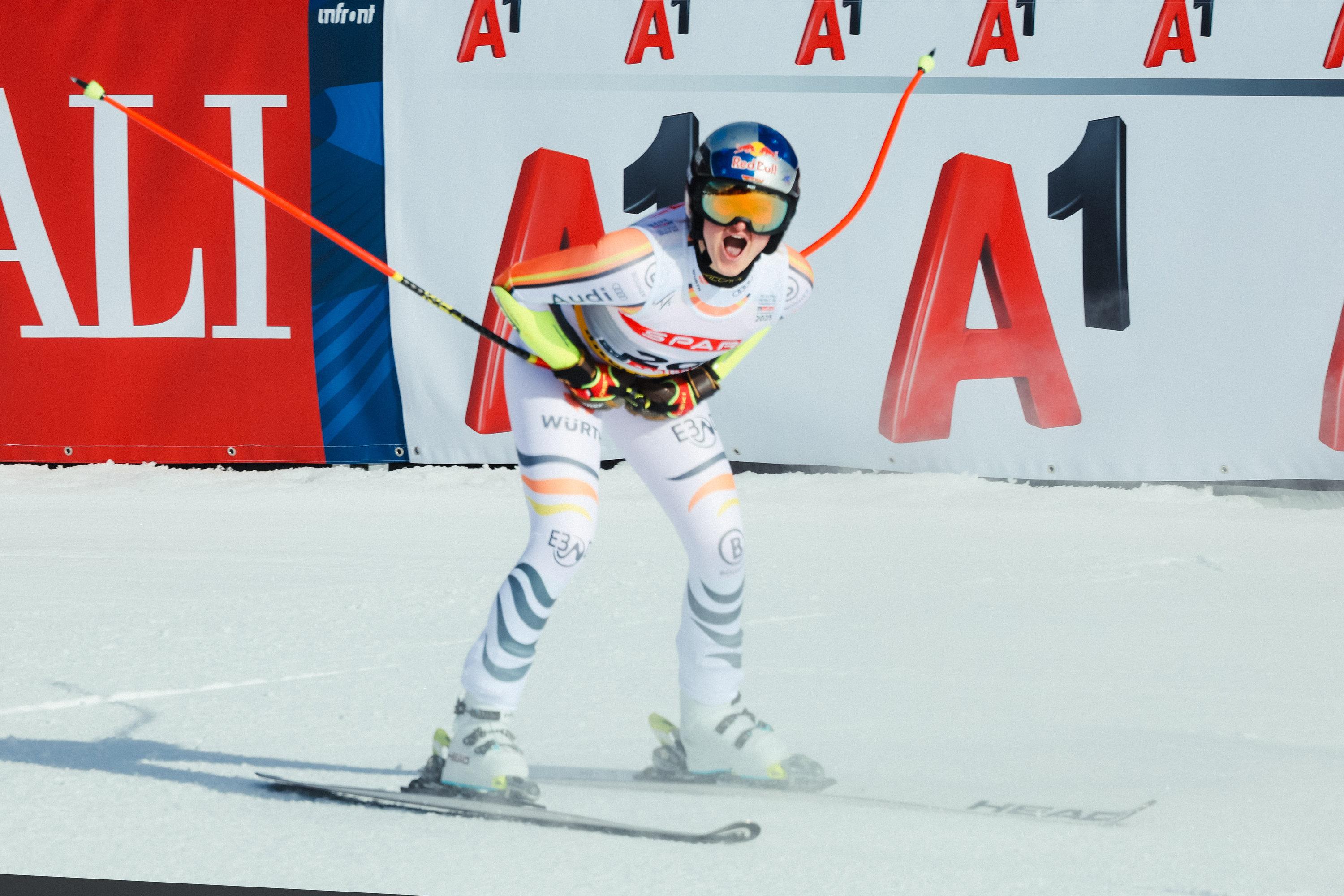06.02.2025, Österreich, Saalbach-Hinterglemm: Ski alpin: Weltmeisterschaft, Super G, Damen. Emma Aicher aus Deutschland reagiert im Zielraum. Foto: Jens Büttner/dpa +++ dpa-Bildfunk +++