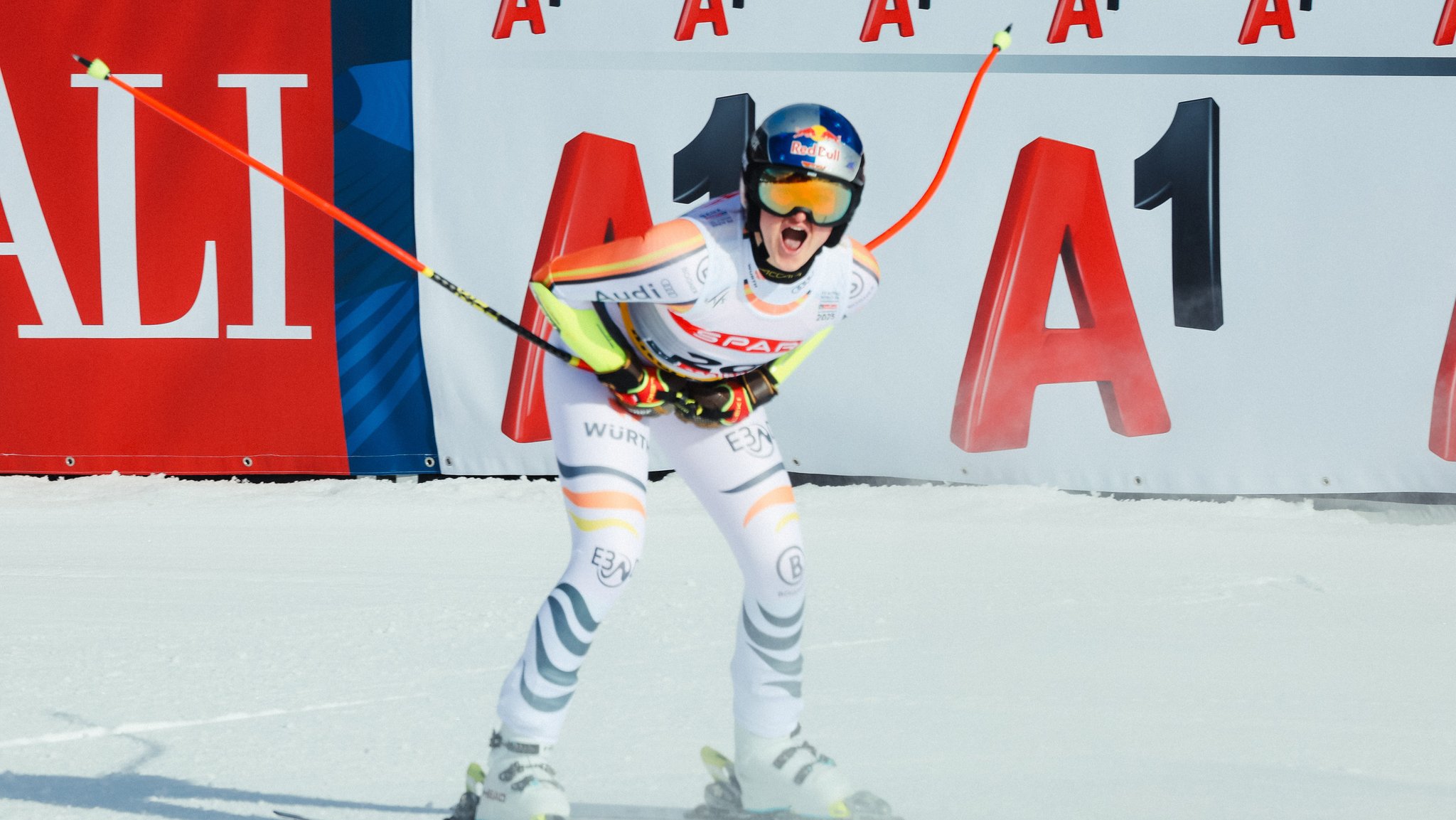 06.02.2025, Österreich, Saalbach-Hinterglemm: Ski alpin: Weltmeisterschaft, Super G, Damen. Emma Aicher aus Deutschland reagiert im Zielraum. Foto: Jens Büttner/dpa +++ dpa-Bildfunk +++