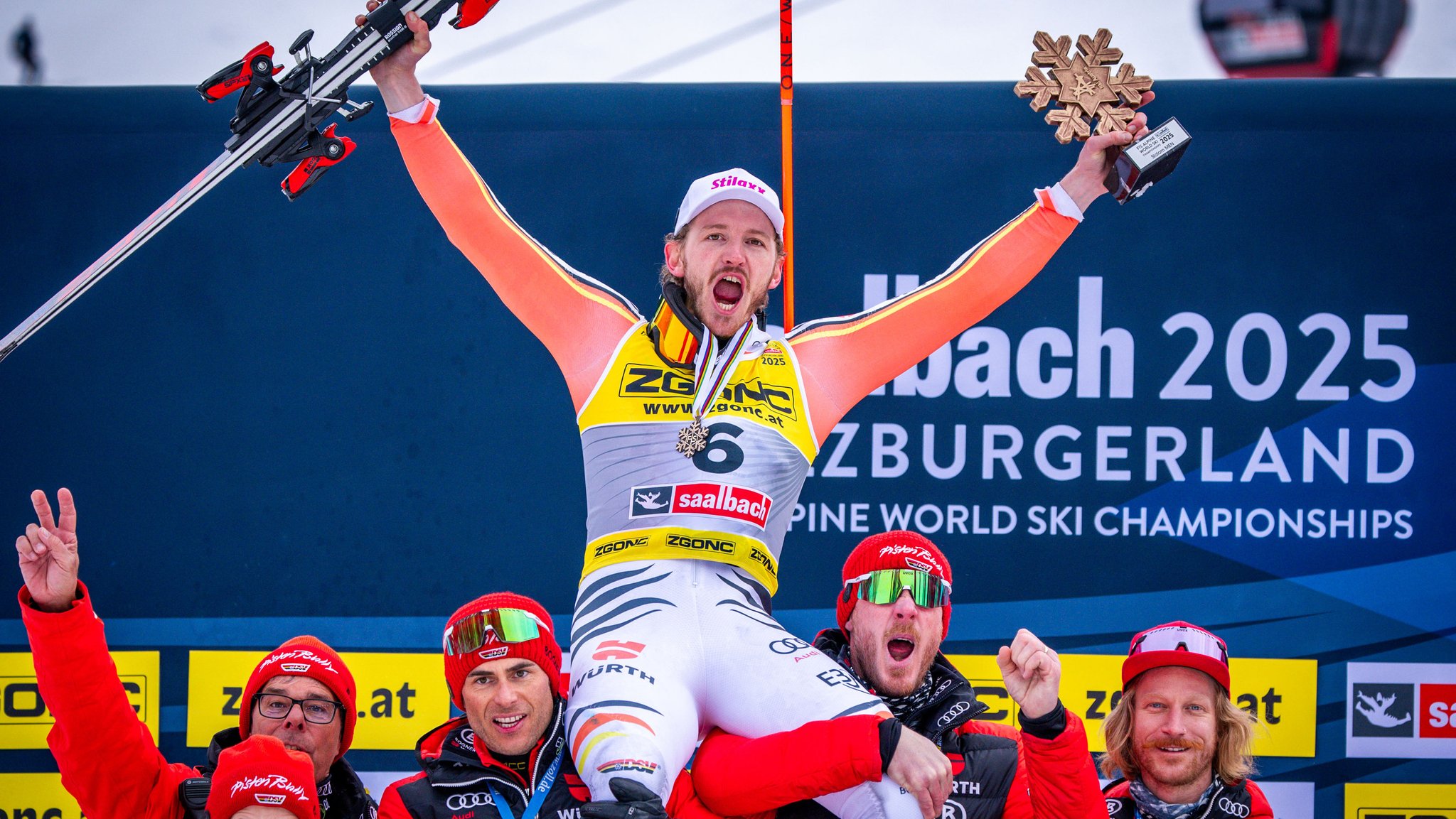 16.02.2025, Österreich, Saalbach-Hinterglemm: Ski alpin: Weltmeisterschaft, Slalom, Herren, 2. Durchgang, Linus Straßer (M) aus Deutschland jubelt nach dem Gewinn der Bronzemedaille mit dem deutschen Skiteam. 