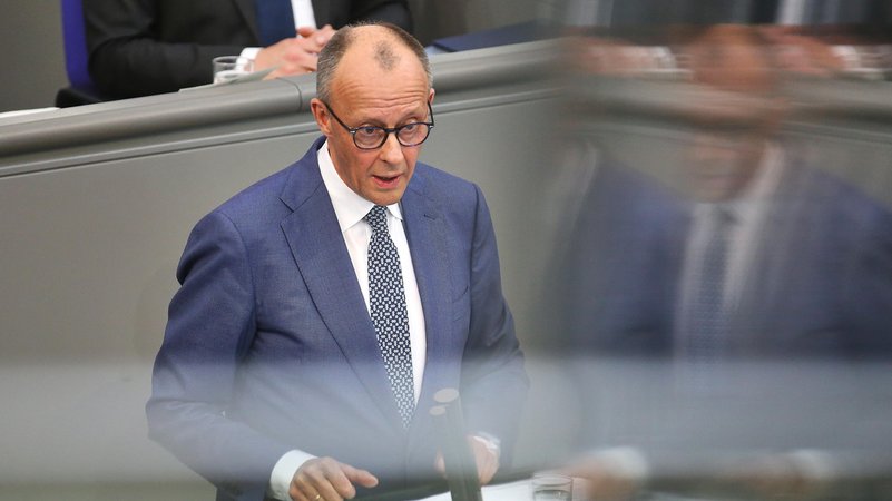 Berlin, Deutschland: Deutscher Bundestag: 64. Bundestagssitzung: Bundeskanzler Friedrich Merz (CDU) gibt eine Regierungserklärung ab | Bild: picture alliance / dts-Agentur | - Berlin, Deutschland: Deutscher Bundestag: 64. Bundestagssitzung: Bundeskanzler Friedrich Merz (CDU) gibt eine Regierungserklärung ab