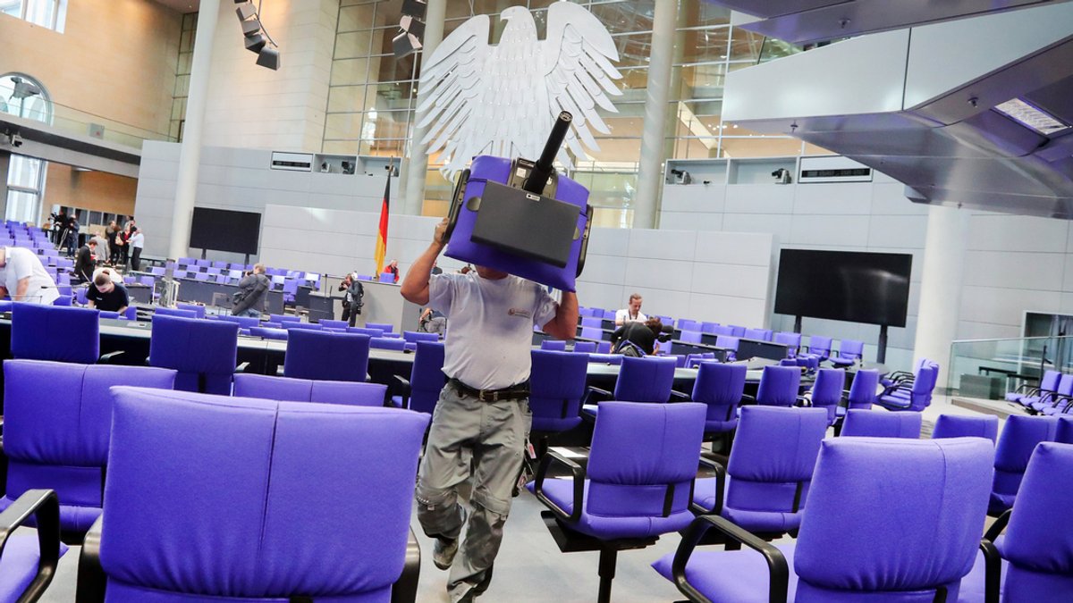 Der Plenarsaal wird für den auf 736 Abgeordnete angewachsenen Bundestag umgebaut. 