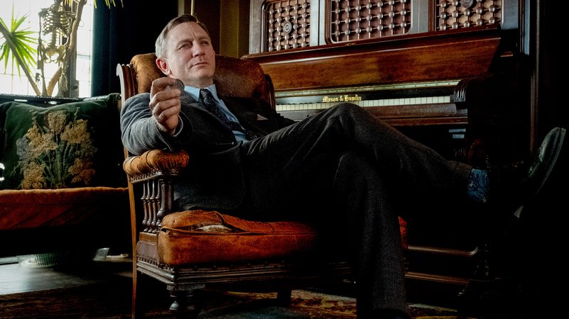 007 Daniel Craig glaubt als Privatdetektiv in "Knives Out - Mord ist Familiensache" nicht an einen natürlichen Tod des reichen Vaters.