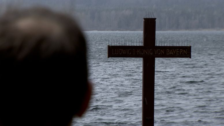 Ein Kreuz im Starnberger See mit der Goldenen Aufschrift "Ludwig II. König von Bayern" erinnert an den Tod König Ludwigs an dieser Stelle. | Bild:BR/Michael Frick