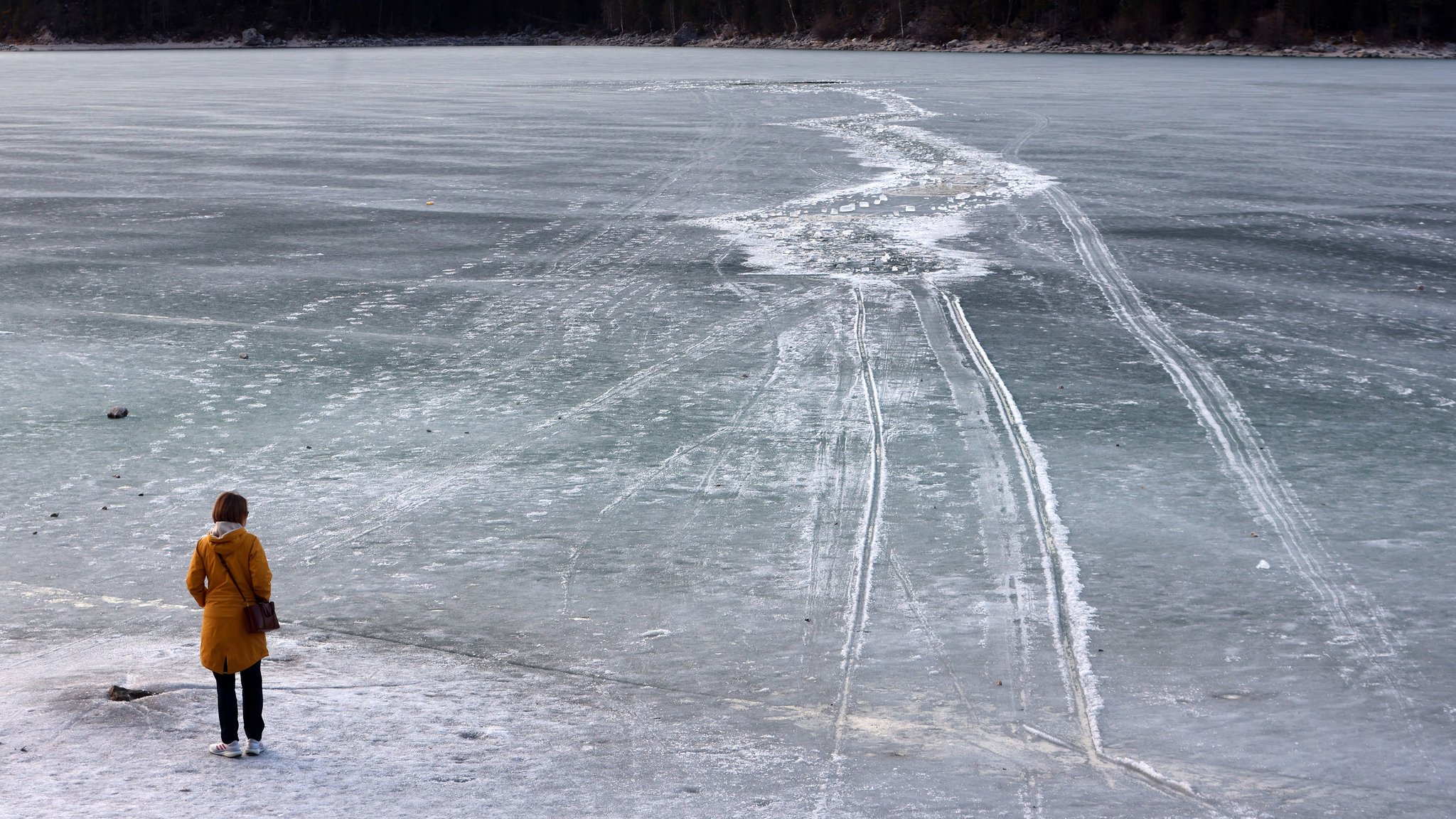 Spuren vom Einbruch im Eis auf dem Eibsee