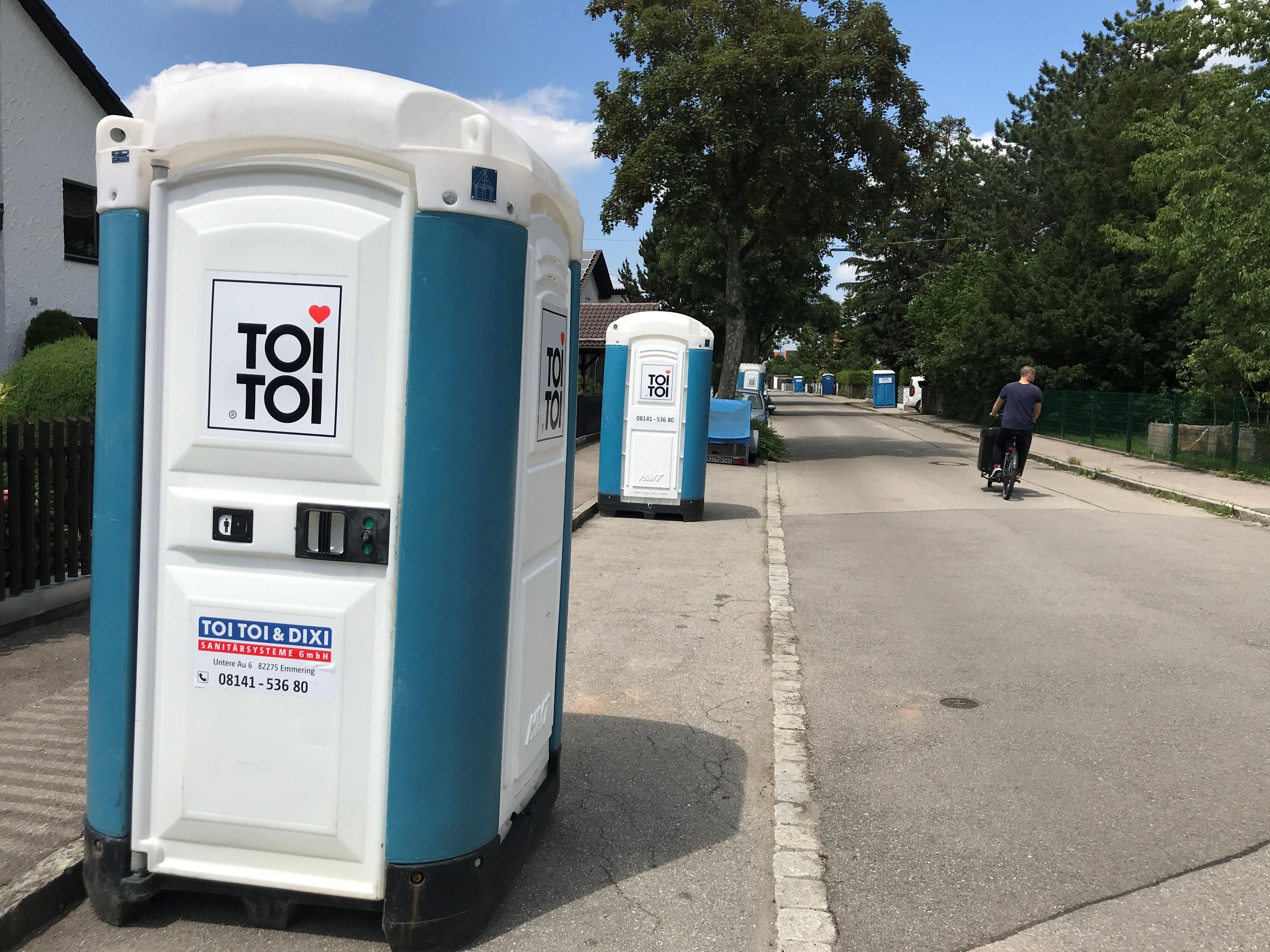Tür an Tür aufgereiht stehen die Toilettenhäuschen momentan im Friedberger Ortsteil St. Afra. Das Hochwasser überlastet das Abwassersystem.