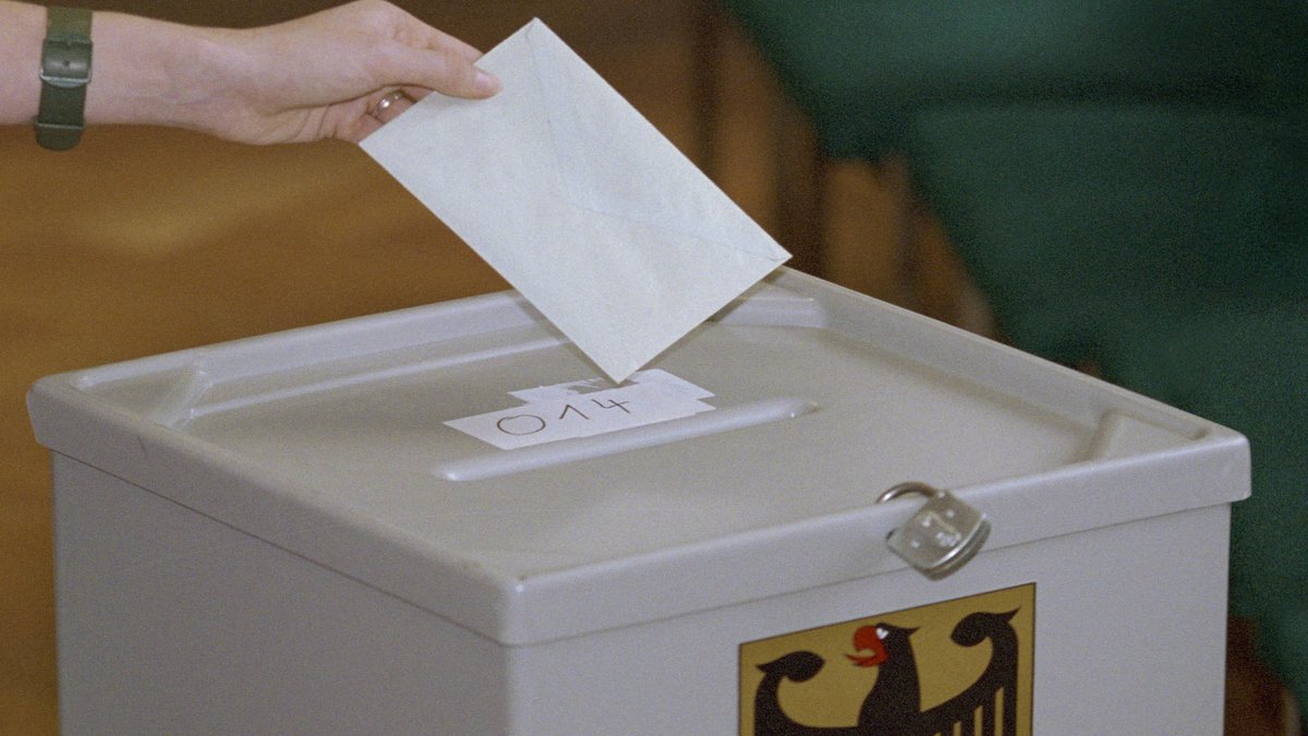 Symbolbild einer Wahlurne mit Vorhängeschloss