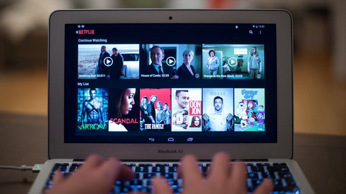 Streaming-Dienste wie Netflix, Disney+ und Amazon Prime verändern unseren Konsum, und das nicht unbedingt zum Besseren.