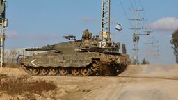 06.05.22024: Israelischer Panzer am Grenzübergang Shalom Kerem | Bild:picture alliance / Xinhua News Agency | Jamal Awad