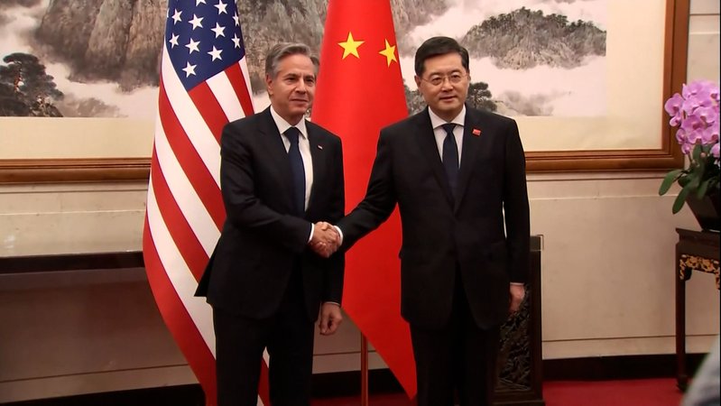 US-Außenminister Blinken schüttelt die Hand mit seinem chinesischen Amtskollegen Qin Gang