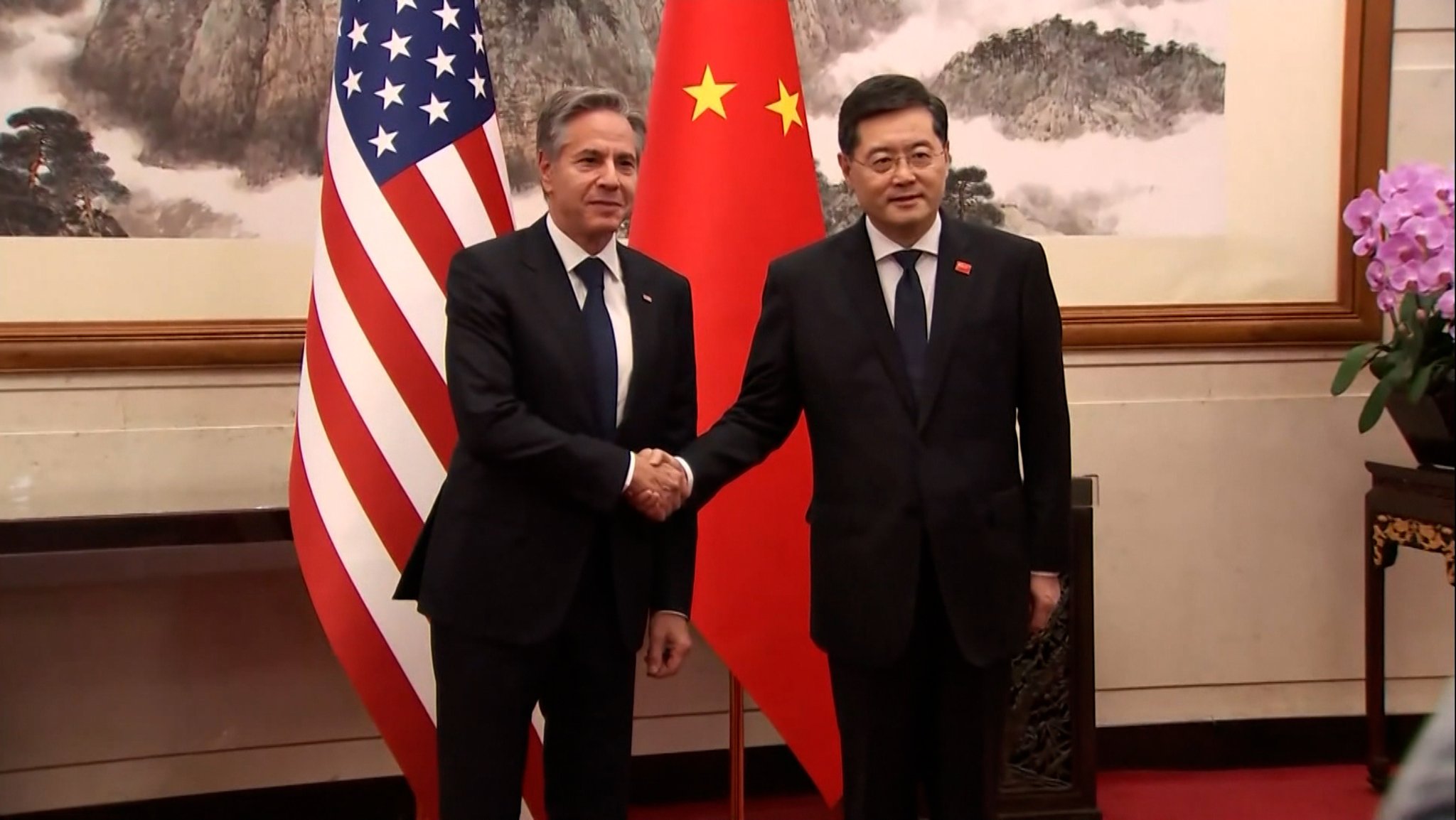 US-Außenminister Blinken schüttelt die Hand mit seinem chinesischen Amtskollegen Qin Gang