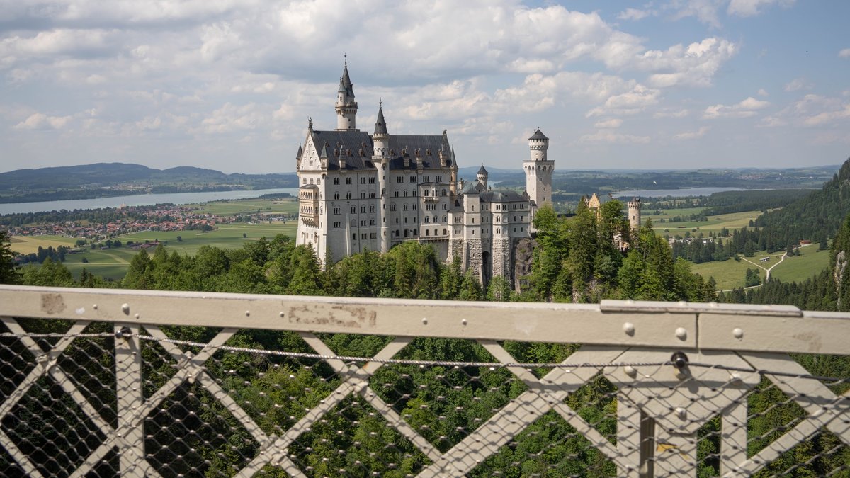 Blick auf das Schloss Neuschwanstein von der Marienbrücke aus. 