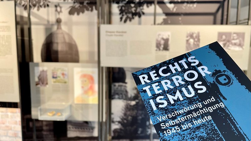 "Rechtsterrorismus - Verschwörung und Selbstermächtigung 1945 bis heute" steht auf einem Flyer. | Bild: BR/Lasse Berger "Rechtsterrorismus - Verschwörung und Selbstermächtigung 1945 bis heute" steht auf einem Flyer.