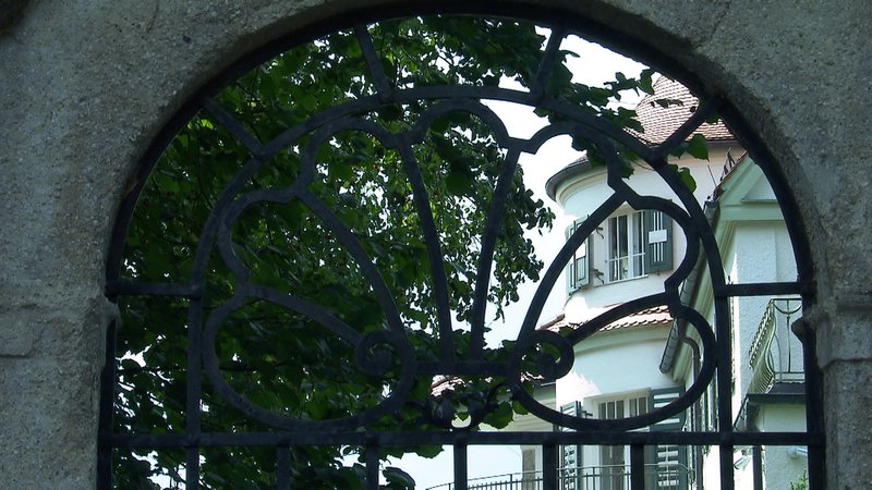 Schmiedeeisernes Tor zu einem Kinderheim | Bild: BR Schmiedeeisernes Tor zu einem Kinderheim