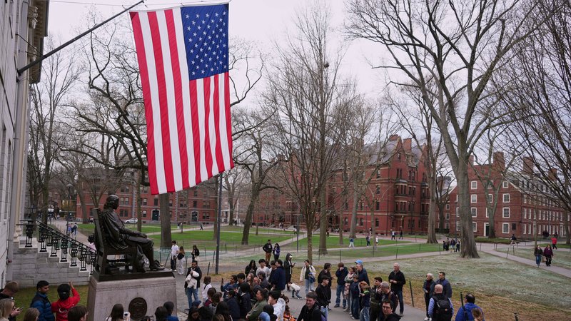 Besuchergruppe in Harvard | Bild: pa/AP Photo/Charles Krupa Besuchergruppe in Harvard