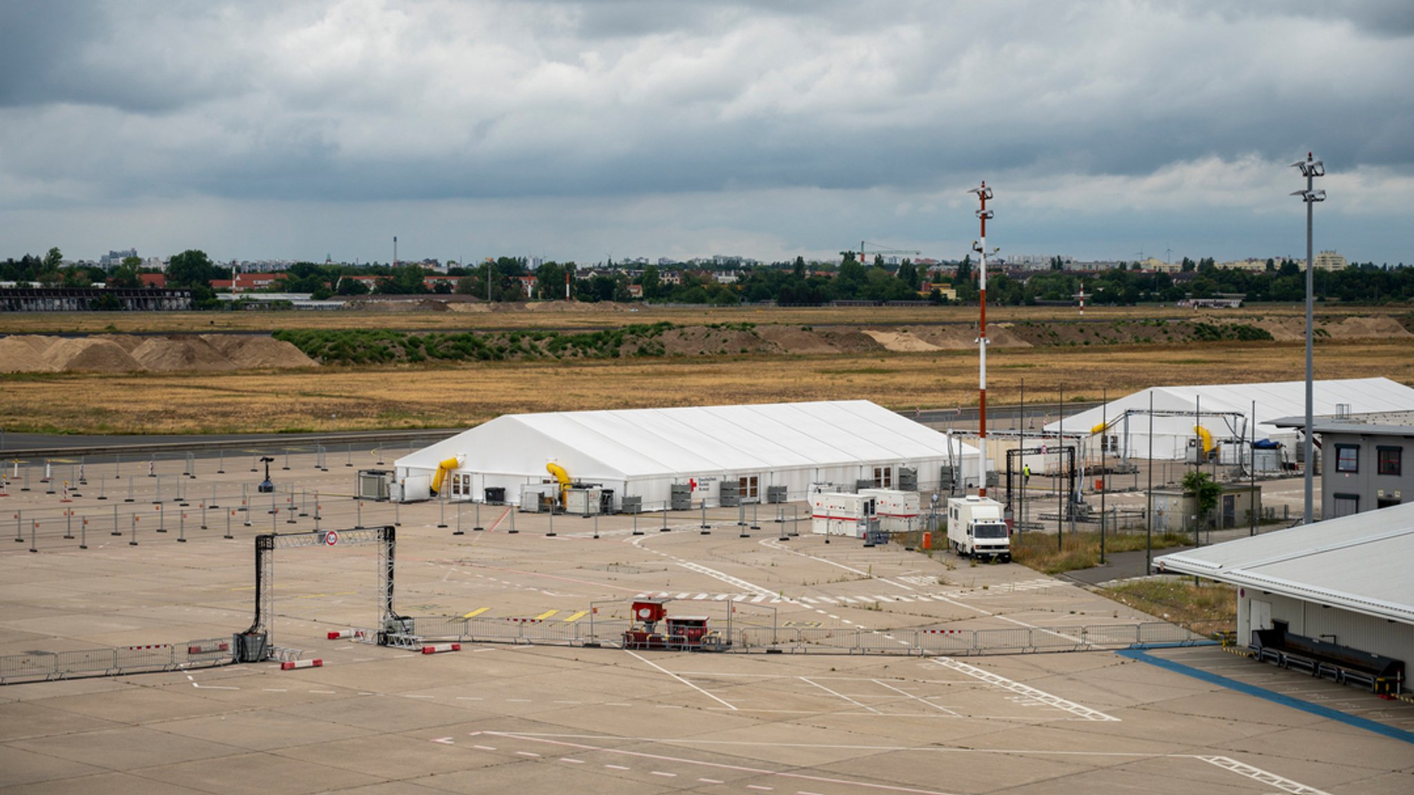 Auf dem Gelände des ehemaligen Flughafens Tegel steht das sogenannte Labor 5000 vom Deutschen Roten Kreuz (DRK). In der Zeltstadt, die mit Bundesmitteln finanziert wurde, können im Notfall bis zu 5.000 Menschen leben. (Archivbild)