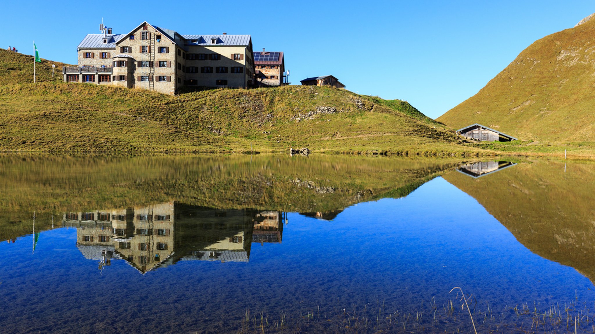 Archivbild: Die Rappenseehütte in den Allgäuer Alpen. Im Vordergrund: Spiegelung im Rappensee.