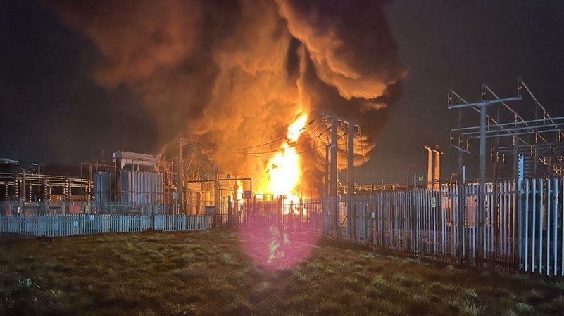 Brand in einem Umspannwerk in Hayes. | Bild: London Fire Brigade/PA Media/dpa Brand in einem Umspannwerk in Hayes.