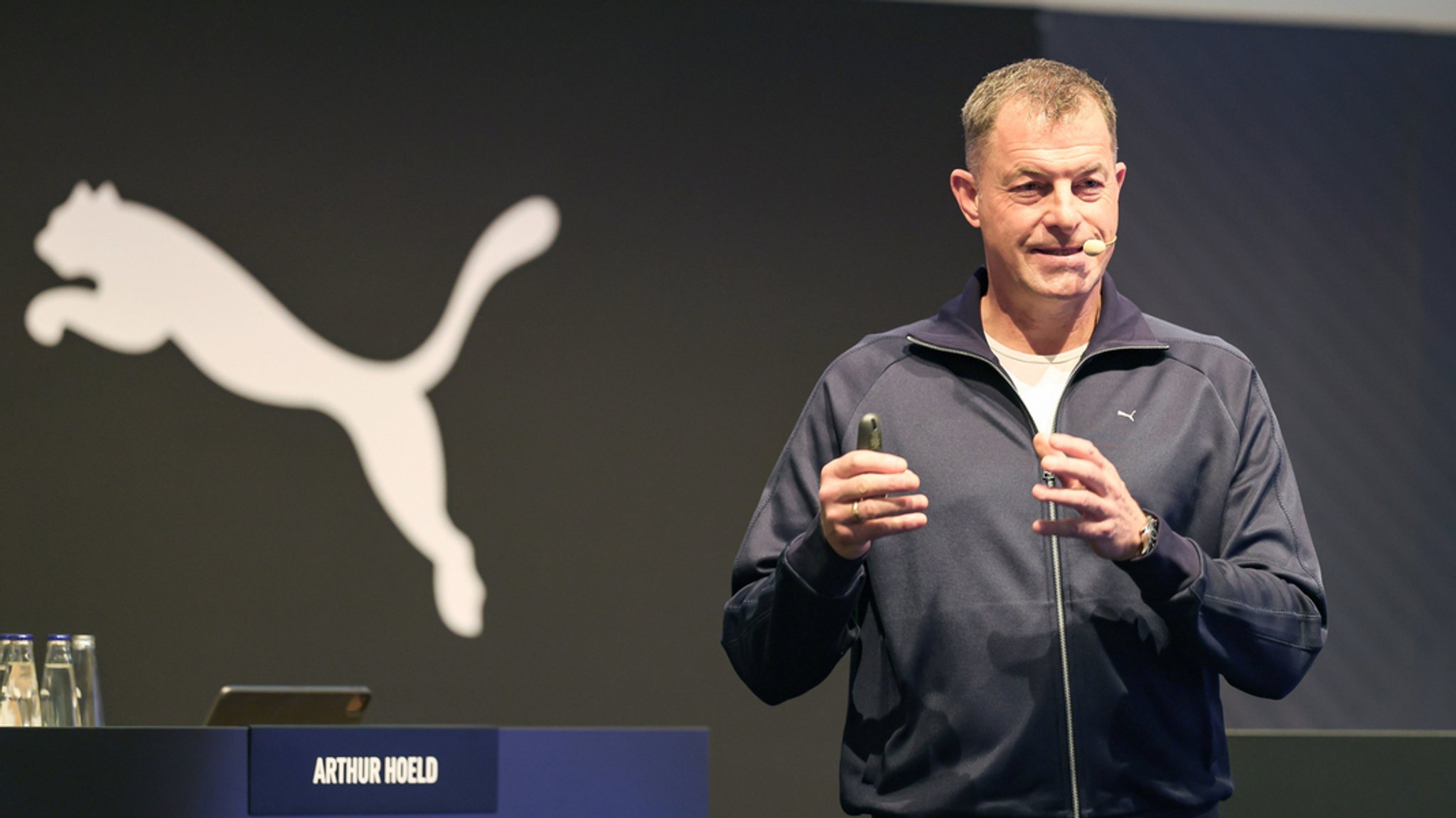 Puma-Chef Arthur Hoeld bei der Vorstellung der Quartalszahlen | Bild: picture alliance/dpa | Daniel Löb Puma-Chef Arthur Hoeld bei der Vorstellung der Quartalszahlen