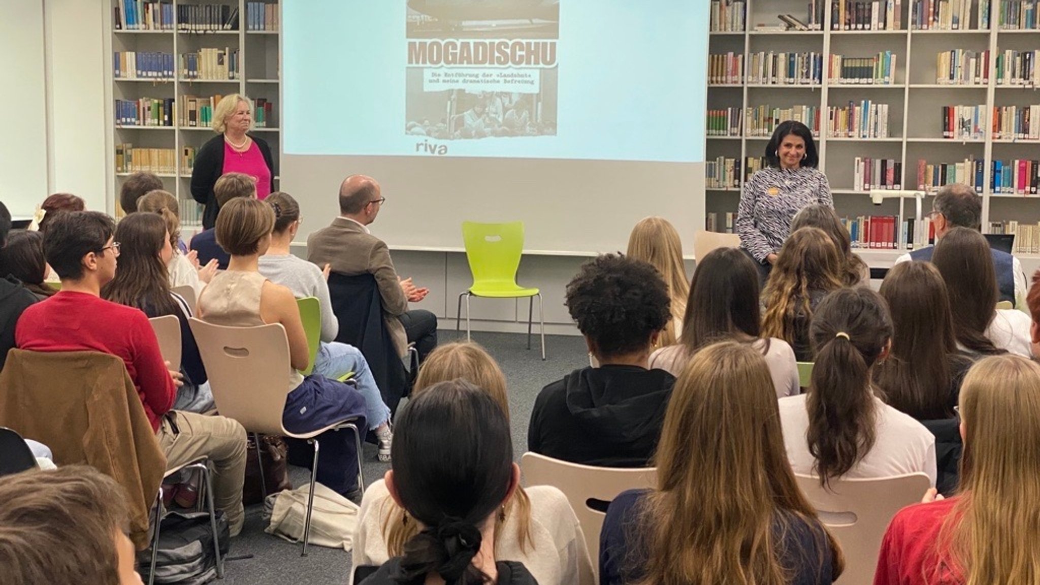 Die Schüler des Landshuter Gymnasiums lauschten den Erzählungen der Zeitzeugin Diana Müll.