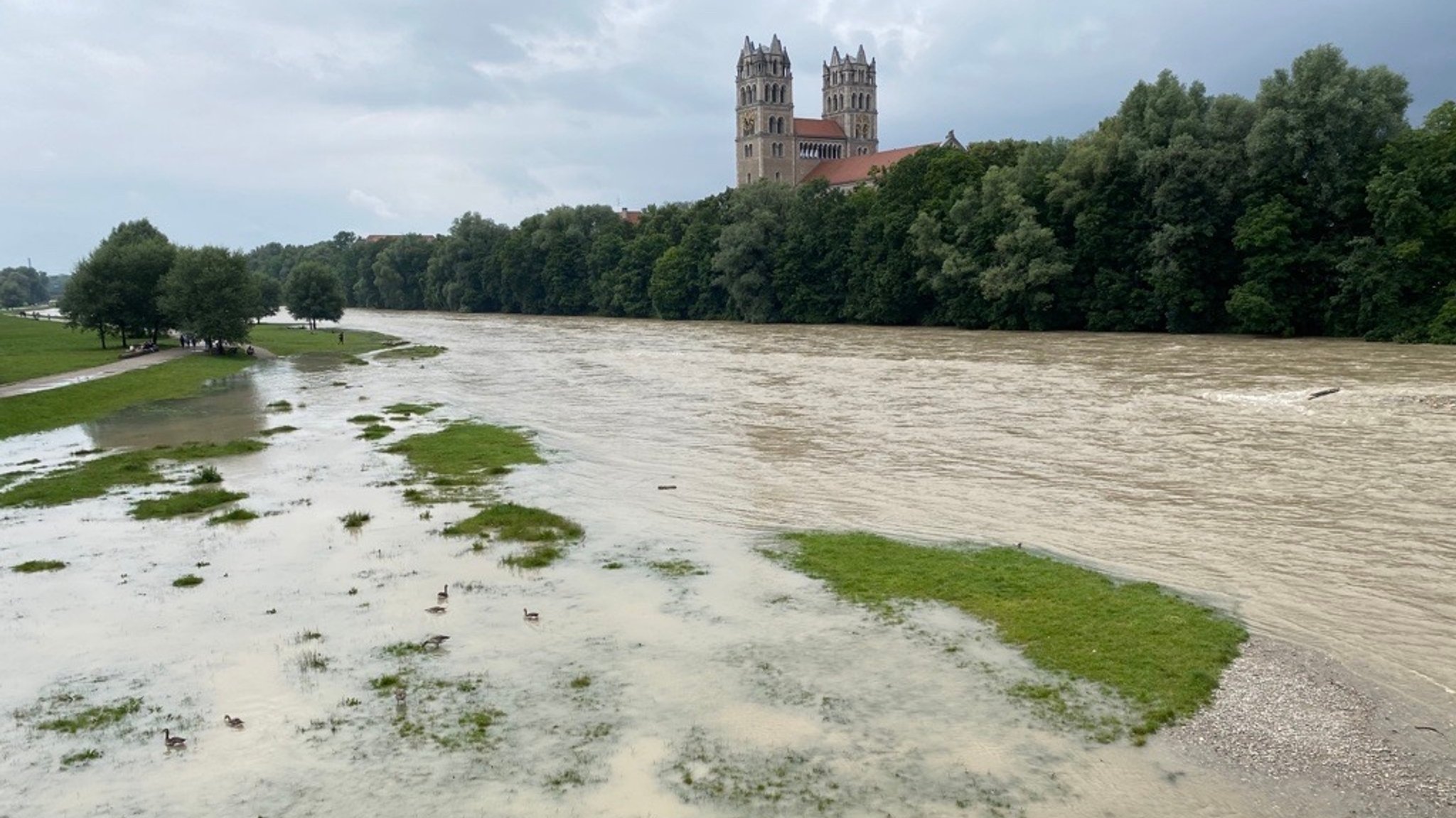 Die Isar bei München auf Höhe der Reichenbachbrücke am Sonntag um 14 Uhr.