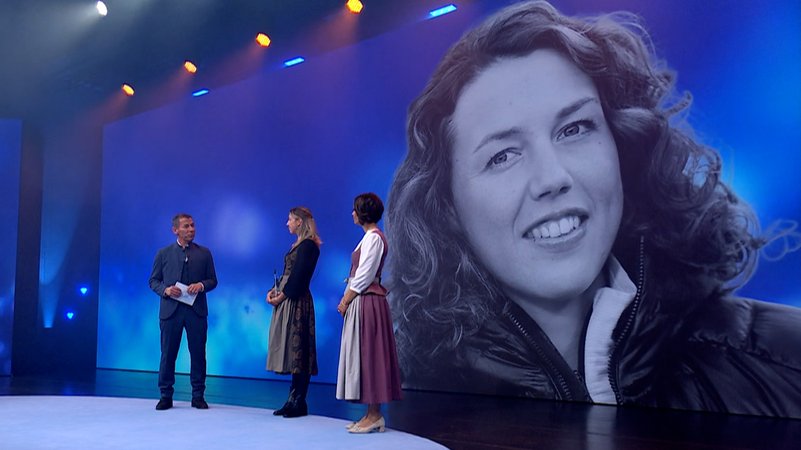 Franziska Preuß und Magdalena Neuner gedachten Laura Dahlmeier | Bild: Bayerischer Rundfunk 2025 Franziska Preuß und Magdalena Neuner gedachten Laura Dahlmeier