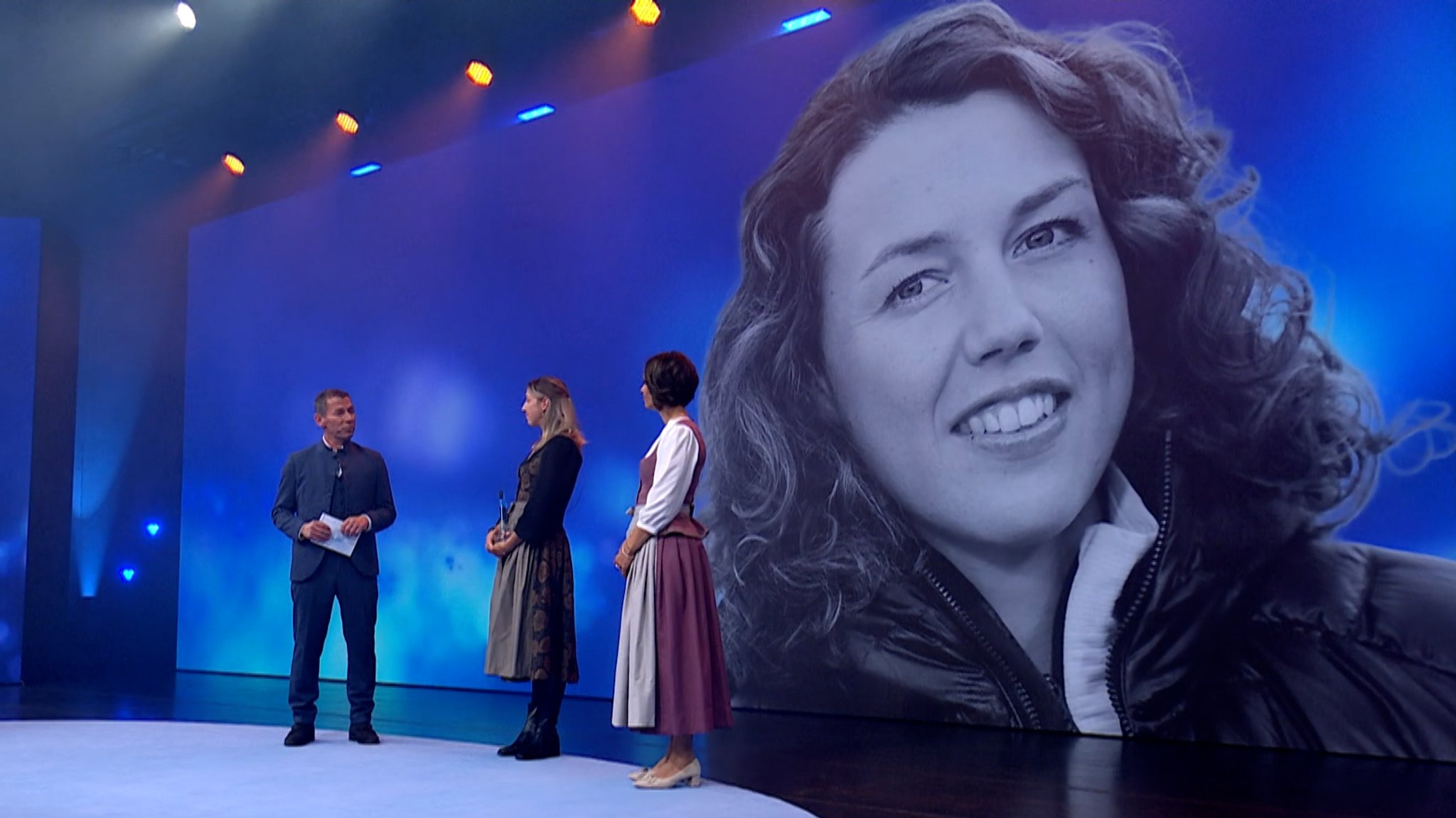 Franziska Preuß und Magdalena Neuner gedachten Laura Dahlmeier | Bild: Bayerischer Rundfunk 2025 Franziska Preuß und Magdalena Neuner gedachten Laura Dahlmeier